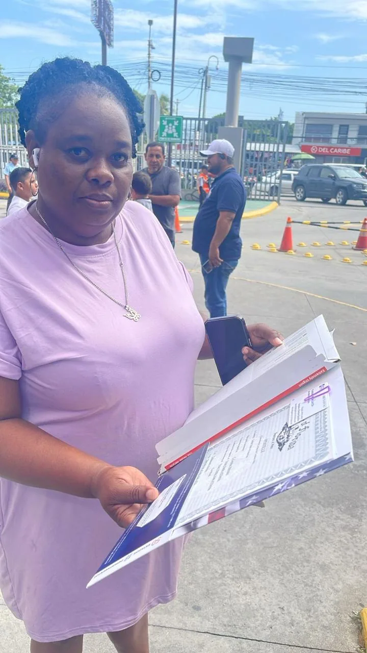 Clienta hondureña sostiene documentos apostillados gestionados por Abogados Catrachos USA para validez internacional en Estados Unidos, México y España.