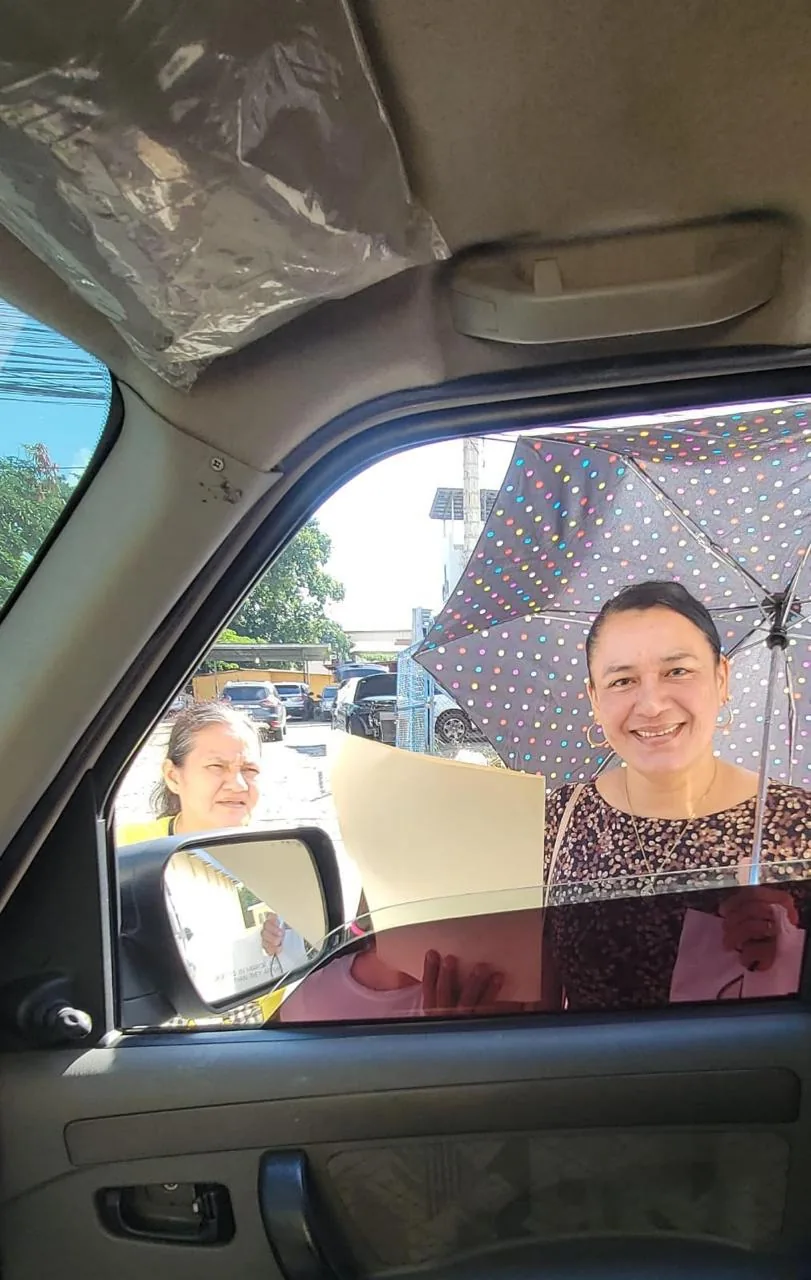 Equipo de Abogados Catrachos USA saludando a clientas hondureñas en Honduras durante una visita de atención personalizada para sus trámites legales.