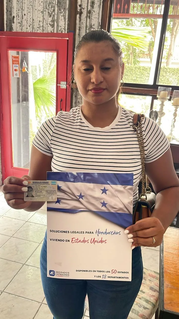 Clienta hondureña sostiene un folleto de Abogados Catrachos USA sobre servicios legales para hondureños viviendo en el extranjero.