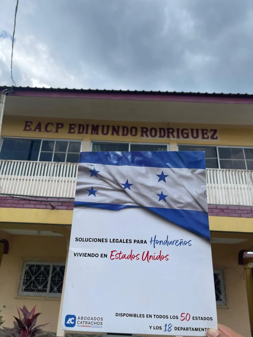 Folleto de Abogados Catrachos USA con la bandera de Honduras y servicios legales para hondureños en Estados Unidos, México y España.