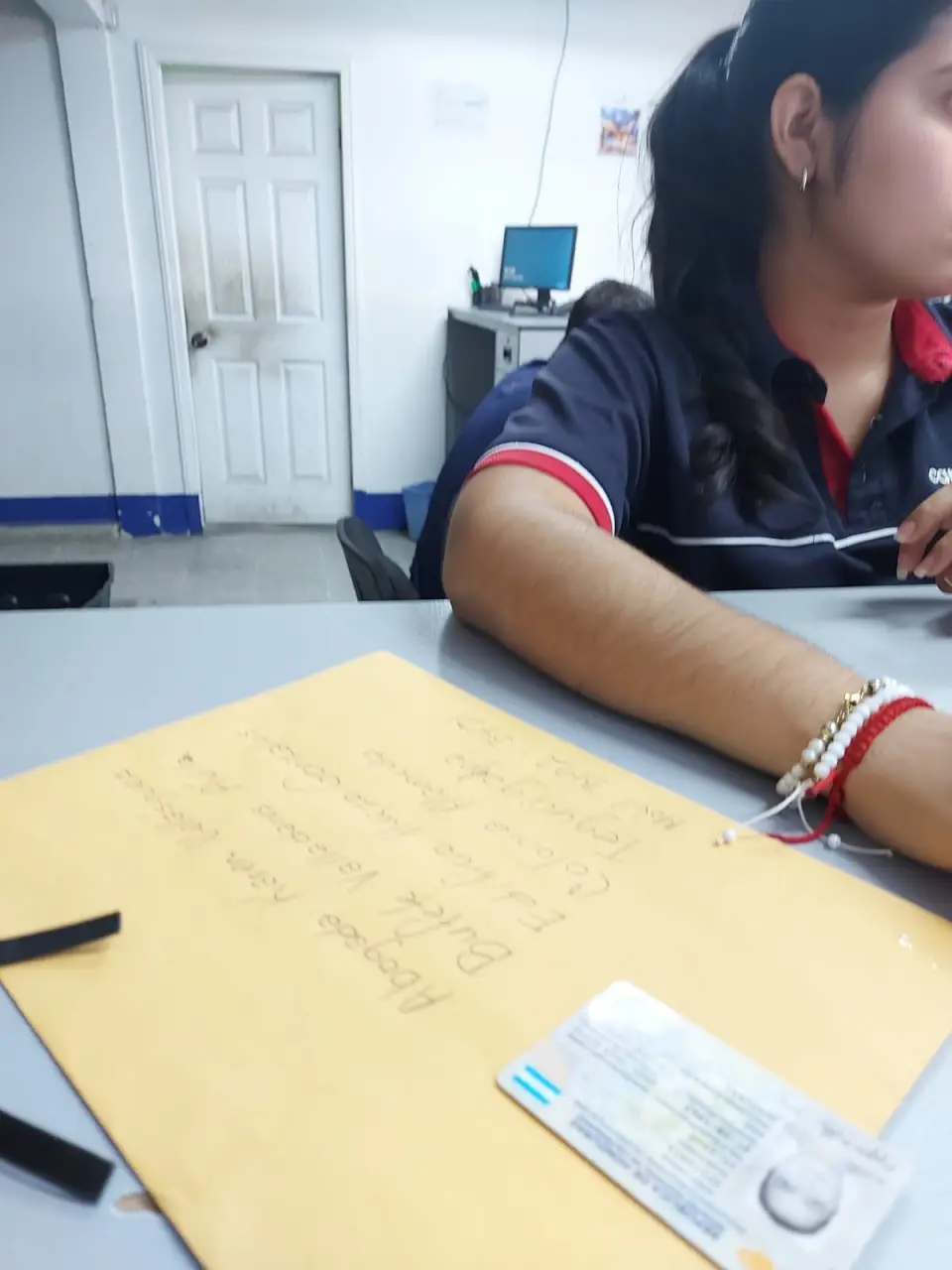 Sobre manila y documento de identificación sobre un escritorio durante una revisión de expediente legal.